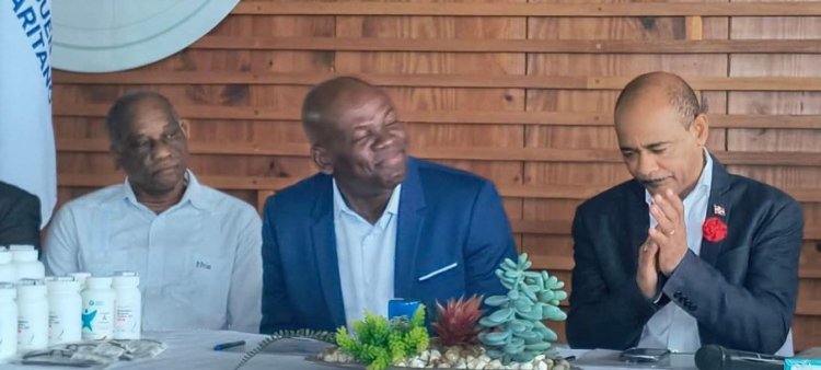 El obispo Reynaldo Franco Aquino, presidente de la Mesa de Diálogo y Representación Cristiana, y Moisés Sifrén, médico presidente del Hospital General El Buen Samaritano en La Romana.