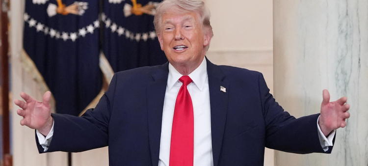 El presidente de EEUU, Donald Trump, gesticula tras pronunciar un discurso televisado sobre el conflicto en Oriente Medio desde el Cross Hall de la Casa Blanca, en Washington DC, el 1 de abril de 2026