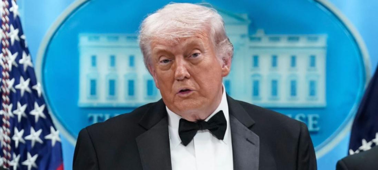 El presidente Donald Trump habla en la sala de prensa James Brady de la Casa Blanca tras el incidente en la cena anual de la Asociación de Corresponsales de la Casa Blanca en Washington, el sábado 25 de abril de 2026. (