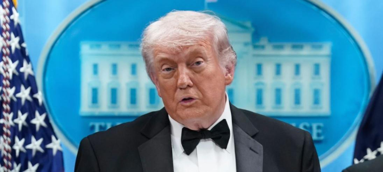 El presidente Donald Trump habla en la sala de prensa James Brady de la Casa Blanca tras el incidente en la cena anual de la Asociación de Corresponsales de la Casa Blanca en Washington, el sábado 25 de abril de 2026. (