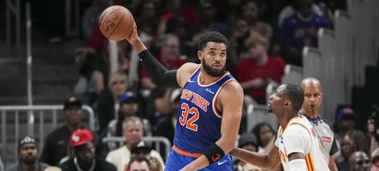 Karl Anthony Towns busca hacer ofensiva durante el choque que los Knicks vencieron a los los Hawks.