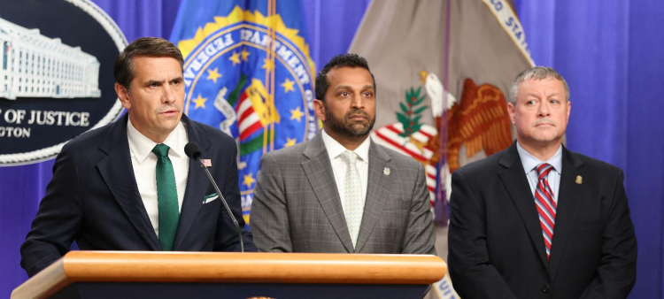 El fiscal general interino Todd Blanche habla mientras el director del FBI, Kash Patel, y el subdirector interino de la División de Investigación Criminal del FBI, Darren Cox, escuchan en una conferencia de prensa.