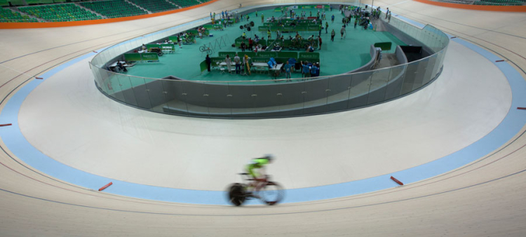 Un ciclista es visto en una prueba en el nuevo velódromo, la última instalación en ser entregada para las Olimpiadas de Río de Janeiro, el domingo, 26 de junio del 2016. (Foto AP/Silvia Izquierdo)