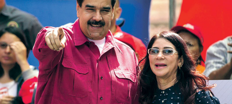 Opinión. Según el presidente Nicolás Maduro, los empresarios y vendedores eligen fijar sus precios según la cotización respecto del bolívar del dólar criminal para obtener ganancias desmesuradas. En lña foto junto a su esposa, Cilia Flores.