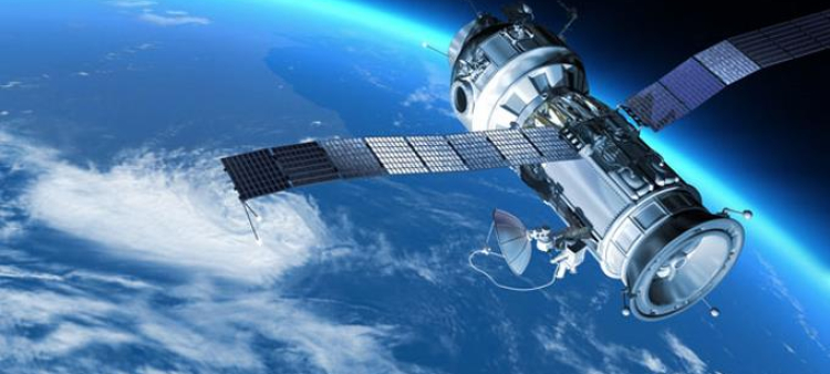 Centro. La Estación Espacial orbita alrededor de la Tierra. Por ella rotan equipos de astronautas de varias agencias espaciales.