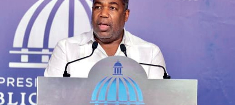 Tony Peña Guaba al anunciar que rescindía. los contratos.