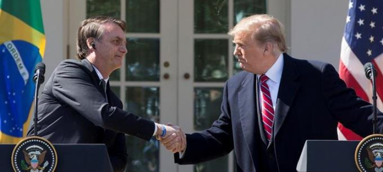 El presidente brasilieño Jair Bolsonaro (izquierda) saluda al exmandatario estadounidense Donald Trump. Foto: CNN.