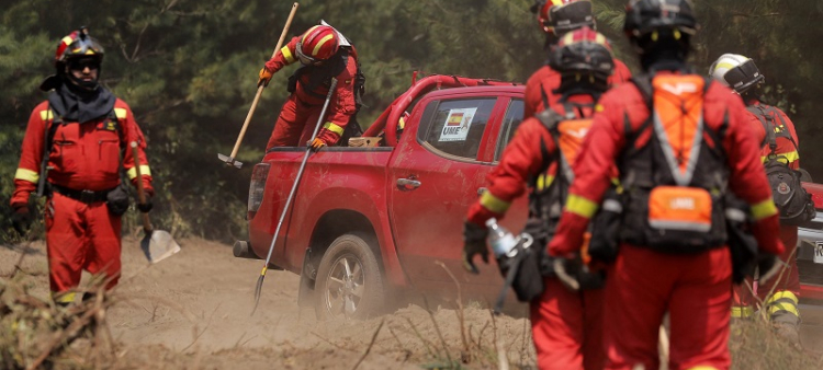 Bomberos en Chile. Foto: AFP