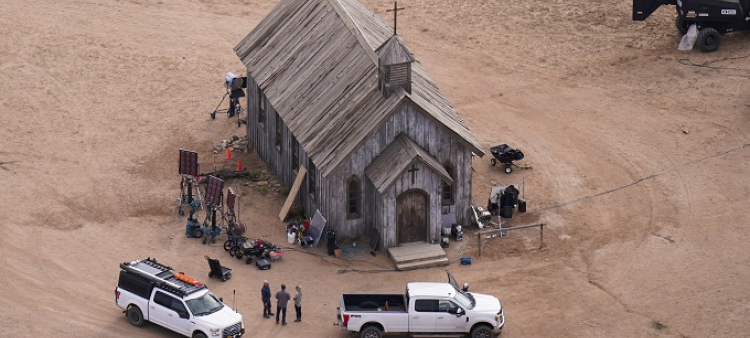 Esta foto aérea muestra el set de filmación de "Rust" en Bonanza Creek Ranch en Santa Fe, Nuevo México, el sábado 23 de octubre de 2021. (Foto AP/Jae C. Hong, archivo)