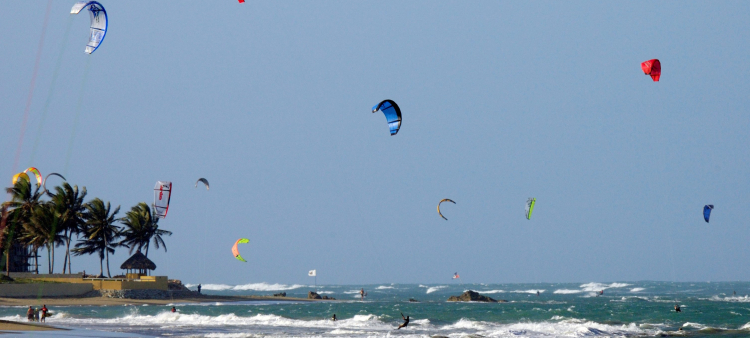 Turistas realizando windsurf en Cabarete, Puerto Plata