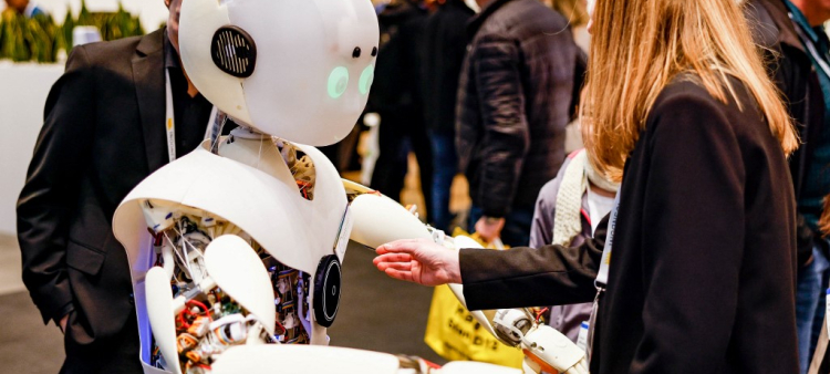 Una mujer interactúa con un robot