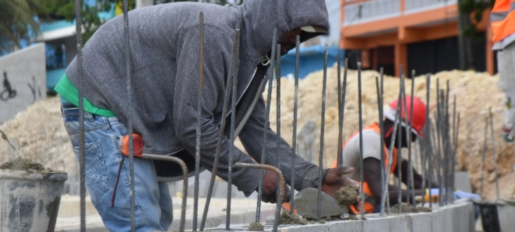 Hoy se celebra el Día Internacional de los Trabajadores y encuentra al sector de la construcción en baja.