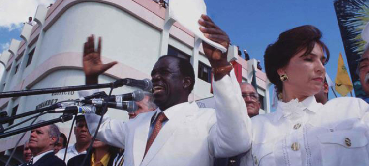 El doctor José Francisco Peña Gómez, en un multitudinario acto de masas en Santo Domingo.