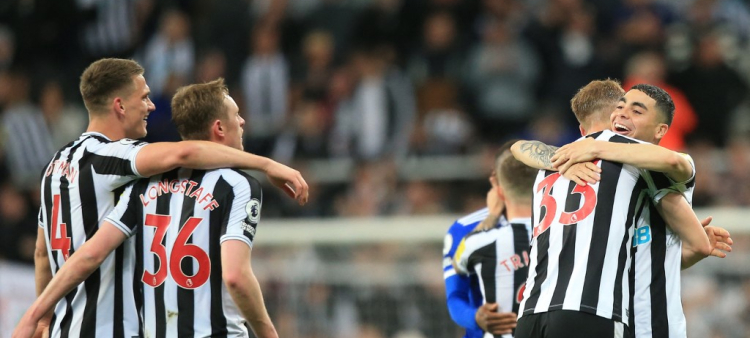 Jugadores del Newcastle United celebran al final del partido de fútbol de la Premier League inglesa contra el Leicester en St James' Park