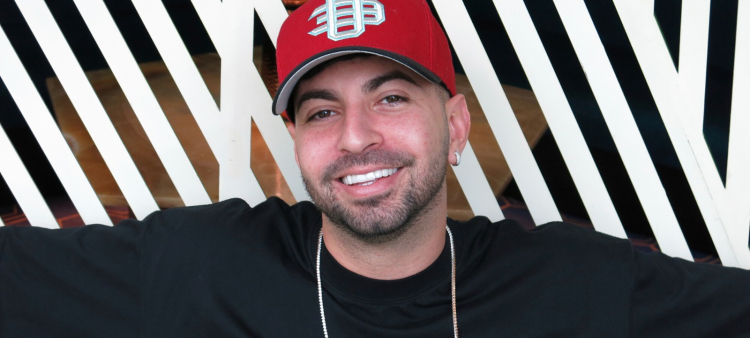 El cantante estadounidense Justin Quiles posa para un retrato durante una entrevista en la Ciudad de México el domingo 14 de mayo de 2023. (Foto AP/Berenice Bautista)