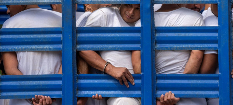 Numerosos hombres detenidos durante el estado de emergencia son transportados en un camión de carga en Soyapango, El Salvador, el 7 de octubre de 2022, dentro de la guerra sin cuartel del gobierno contra las pandillas.