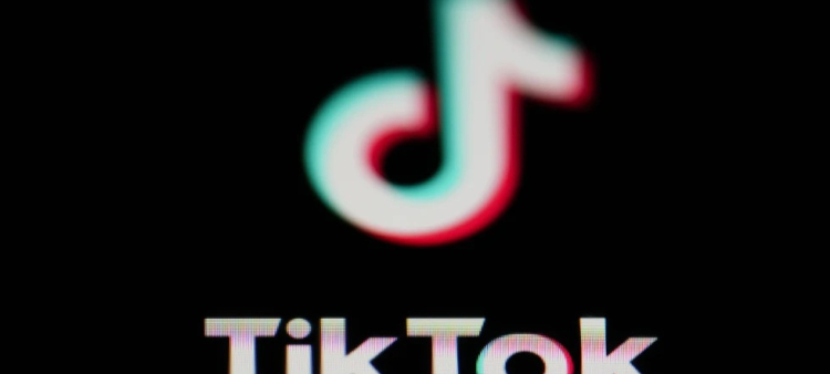 El icono de la aplicación TikTok para compartir videos se ve en un teléfono inteligente el 28 de febrero de 2023. Los reguladores europeos impusieron a TikTok una multa de 368 millones de dólares el viernes 15 de septiembre de 2023 por no proteger la privacidad de los niños.