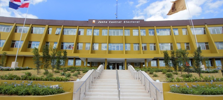 Fotografía de la fachada de la Junta Central Electoral (JCE).