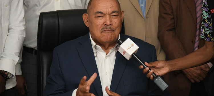 El dirigente del Partido Revolucionario Moderno (PRM), Ramón Alburquerque en una rueda de prensa, este lunes.