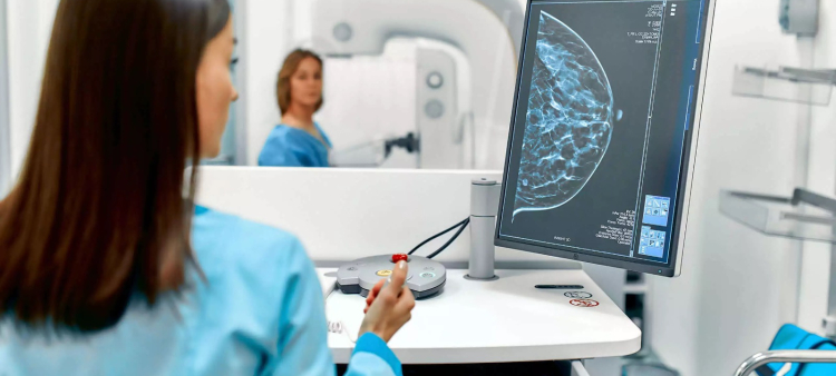 Las autoridades exhortan a las mujeres a realizarse el autoexamen de mamas.