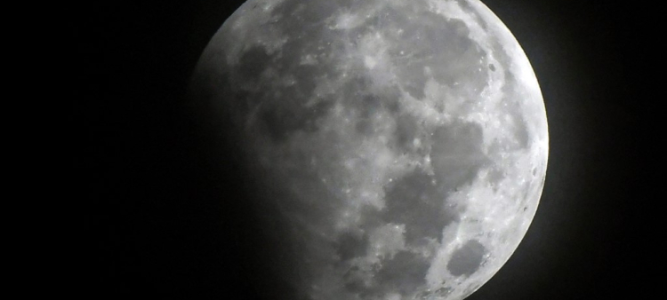 La luna llena aparece durante un eclipse lunar parcial en Katmandú