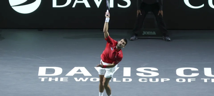 Novak Djokovic aparece en acción durante la jornada del miércoles en la Copa Davis.