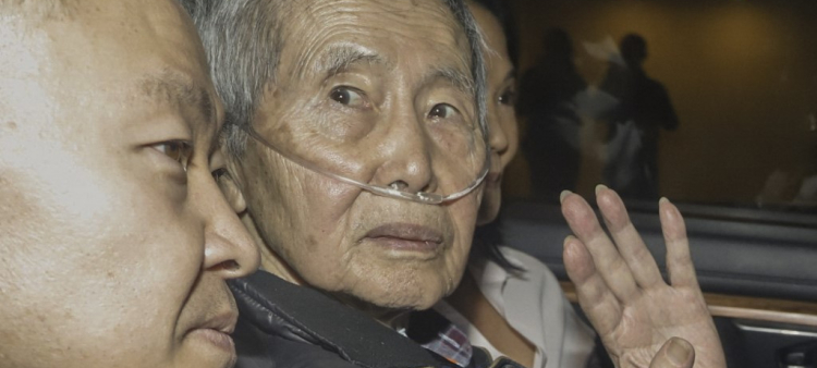 Alberto Fujimori sentado entre sus hijos Kenji y Keiko a su salida de la prisión de Barbadillo, en las afueras del este de Lima, el 6 de diciembre de 2023
