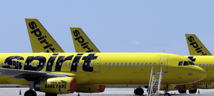 Aviones de Spirit Airlines en la pista del Aeropuerto Internacional de Orlando el 20 de mayo de 2020, en Orlando, Florida.