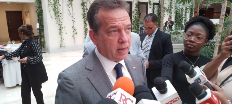 Ministro de Industria y Comercio, Victor (Ito) Bisonó.