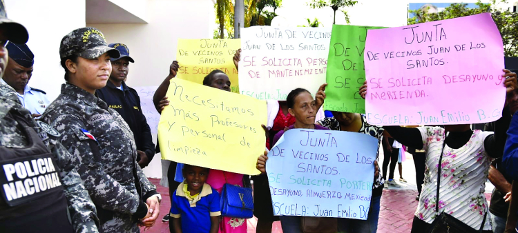 Momento de la jornada de protesta pacífica ayer frente al Ministerio de Educación.