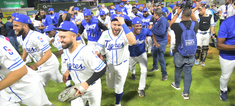 Peloteros del Licey salen sonriente del terreno luego de disponer de los Gigantes con marcador de 4-3.