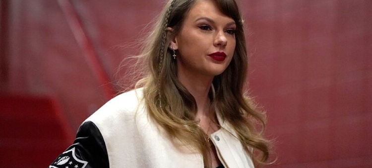 Taylor Swift ingresa al Arrowhead Stadium antes del inicio de un partido de fútbol americano de la NFL entre los Kansas City Chiefs y los Cincinnati Bengals, el 31 de diciembre de 2023, en Kansas City, Missouri.