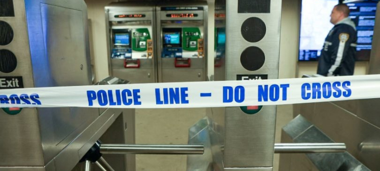 Al menos un muerto y cinco heridos en un tiroteo en el metro de Nueva York