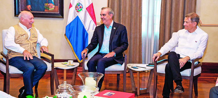 El presidente Luis Abinader recibe observadores de la OEA.