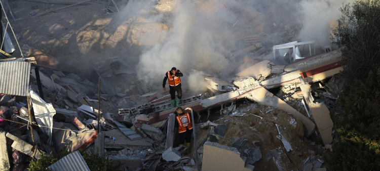 Socorristas palestinos buscan sobrevivientes luego de un ataque israelí contra un edificio residencial en Rafah, el lunes 19 de febrero de 2024.