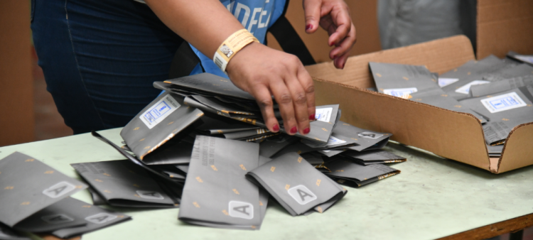 Boletas electorales mientras eran preparadas para el conteo de los votos en las elecciones municipales