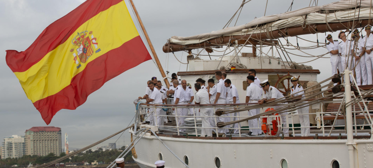 El buque escuela español Juan Sebastián Elcano hace su entrada al puerto de Santo Domingo, como parte de su XCVI Crucero de Instrucción de guardiamarinas, este lunes en Santo Domingo (República Dominicana). El buque escuela de la Armada Española Juan Sebastián de Elcano tocó puerto este lunes en Santo Domingo, donde permanecerá de escala hasta el próximo sábado, en la que es su vigésima tercera visita a la República Dominicana.