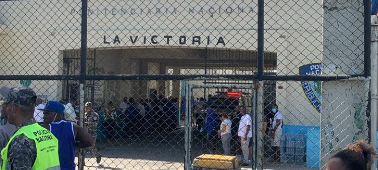 Fotografía muestra fachada de la cárcel La Victoria.