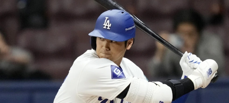 El bateador designado de los Dodgers Shohei Ohtani se prepara al bate en la primera entrada del juego de exhibición ante Kiwoom Heroes en el Gocheok Sky Dome.