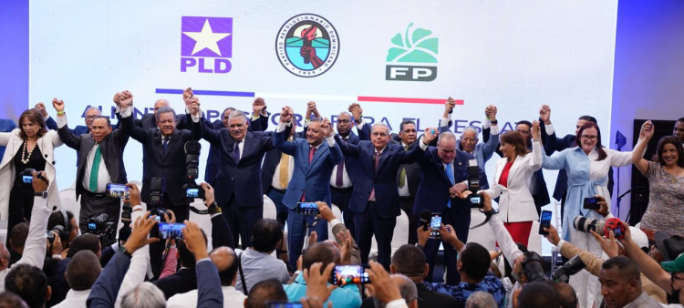 Los líderes de la alianza Rescate RD se levantan las manos esta tarde en señal de unidad de cara a los comicios de mayo
