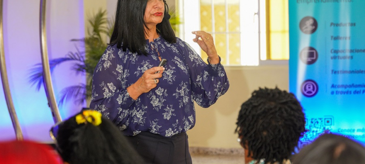 La presidenta del PACAM doctora Soraya Lara impartió el taller sobre temas de empoderamiento y autoestima.