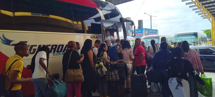 Pasajeros hacen fila para abordar autobús en la terminal del kilometro 9.
