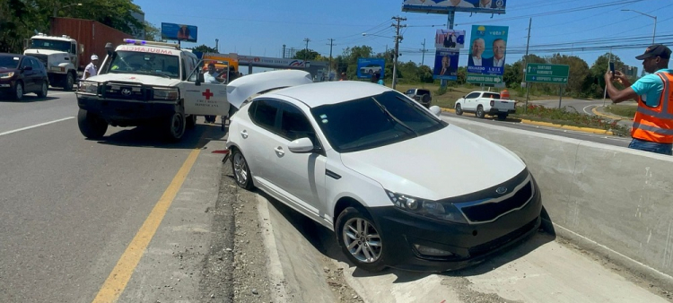 El suceso de tránsito ocurrió cuando un hombre, identificado como Edwarlin Manuel Reyes de 25 años de edad, quien conducía con carro color blanco impactó por la parte trasera, al conductor de otro vehículo