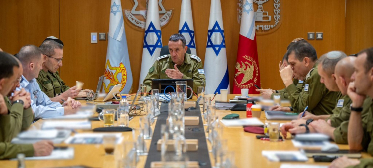 Esta foto de distribución difundida por el Ejército israelí muestra al jefe de las fuerzas armadas, el teniente general Herzi Halevi (C), asistiendo a una evaluación de la situación con miembros del Foro del Estado Mayor en la base militar de Kirya