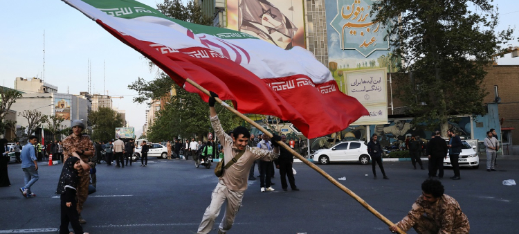 Manifestantes ondean una enorme bandera iraní ayer en su reunión antiisraelí frente a la plaza Felestin (Palestina), en Teherán.