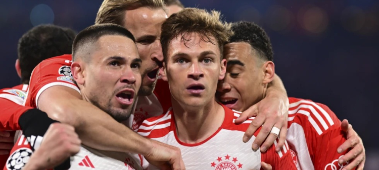 Joshua Kimmich, centro, del Bayern Múnich, celebra con sus compañeros de equipo después de anotar el único gol del partido entre Bayern Múnich y Arsenal.