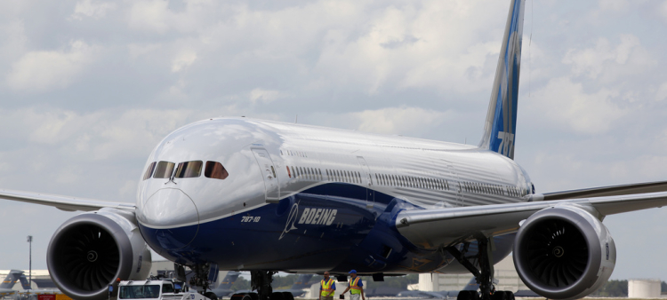 Empleados de Boeing conducen el nuevo Boeing 787-10 Dreamliner