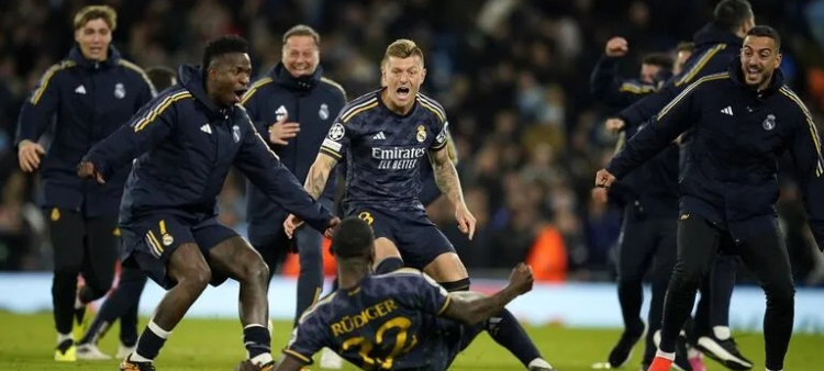 Rudiger festeja con sus compañeros el penal que depositó a Real Madrid en las semifinales de la Champions League.