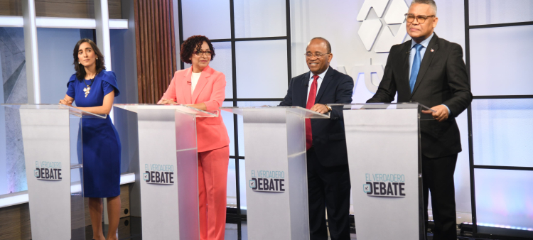 Los candidatos presidenciales Virginia Antares, María Teresa Cabrera, Fulgencio Severino y Carlos Peña al participar en "El Verdadero Debate".