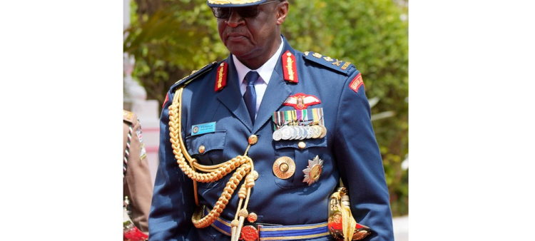 El jefe de las fuerzas militares de Kenia, el general Francis Ogolla, acude uniformado al Senado en Nairobi, Kenia, el 14 de noviembre de 2023